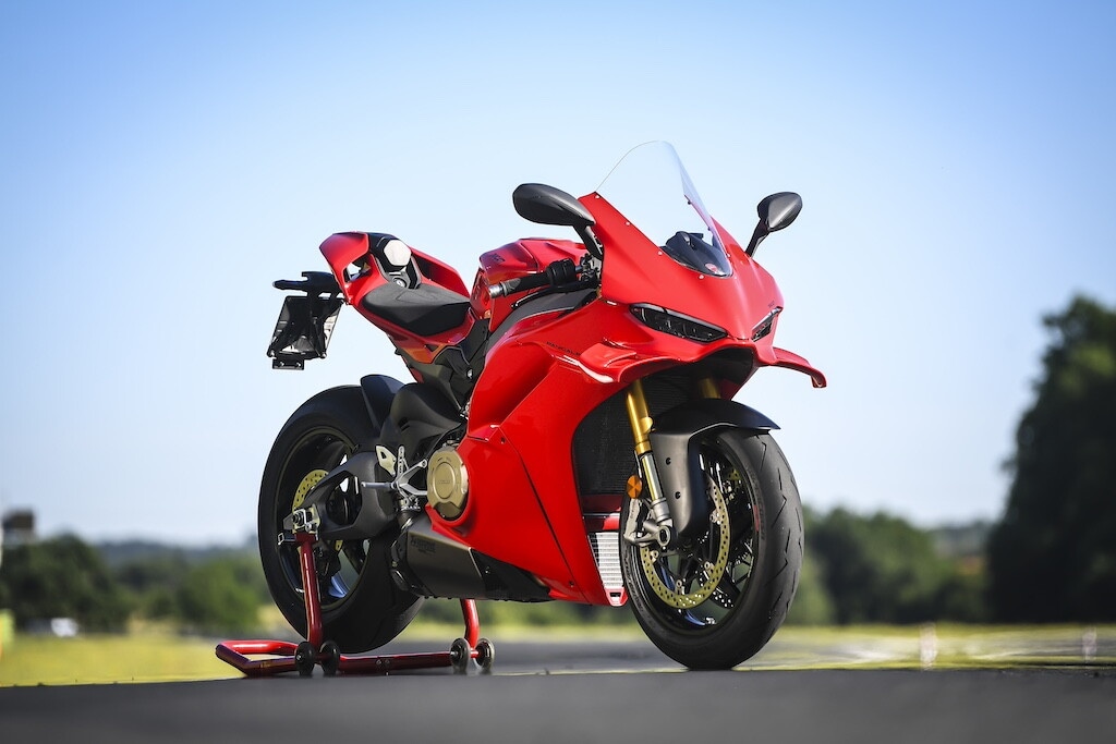 Ducati contro Aprilia, sfida totale tra le V4 italiane: le foto della Panigale V4 S
