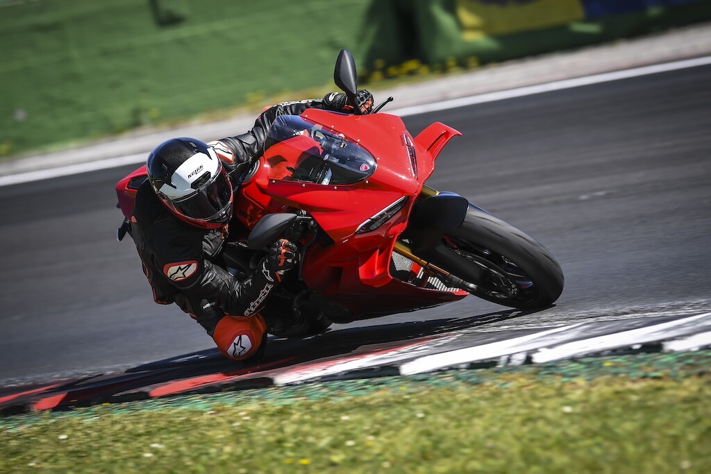 Ducati contro Aprilia, sfida totale tra le V4 italiane: le foto della Panigale V4 S