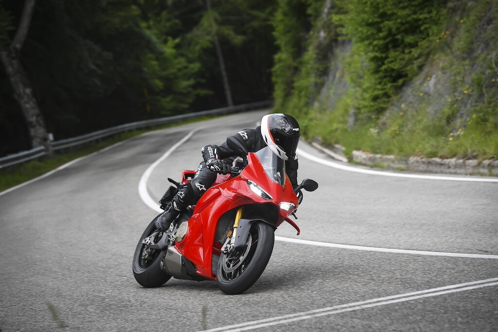 Ducati contro Aprilia, sfida totale tra le V4 italiane: le foto della Panigale V4 S
