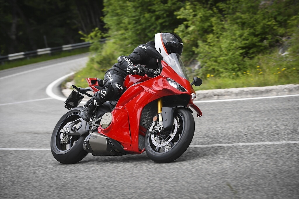 Ducati contro Aprilia, sfida totale tra le V4 italiane: le foto della Panigale V4 S