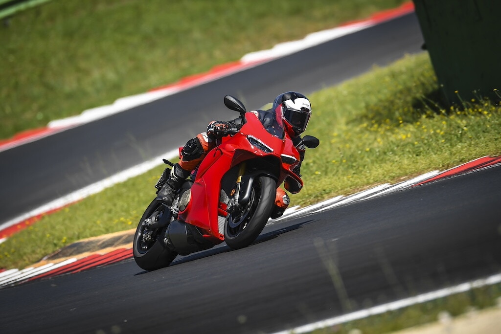 Ducati contro Aprilia, sfida totale tra le V4 italiane: le foto della Panigale V4 S