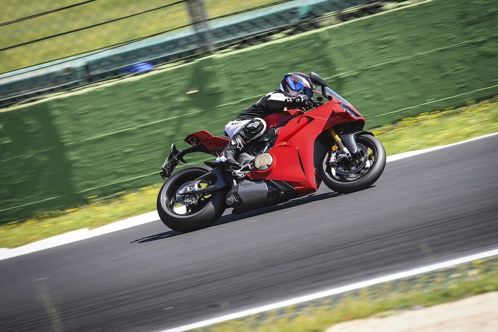 Ducati contro Aprilia, sfida totale tra le V4 italiane: le foto della Panigale V4 S
