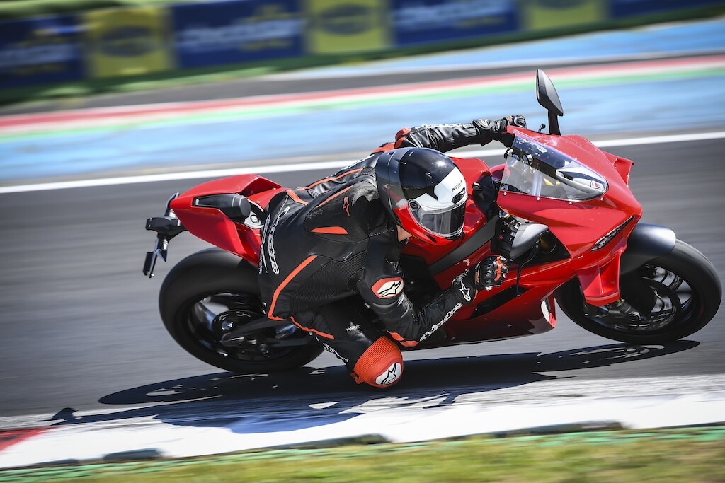 Ducati contro Aprilia, sfida totale tra le V4 italiane: le foto della Panigale V4 S