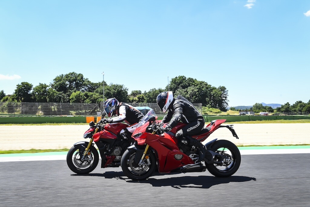 Ducati contro Aprilia, sfida totale tra le V4 italiane: le foto della Panigale V4 S