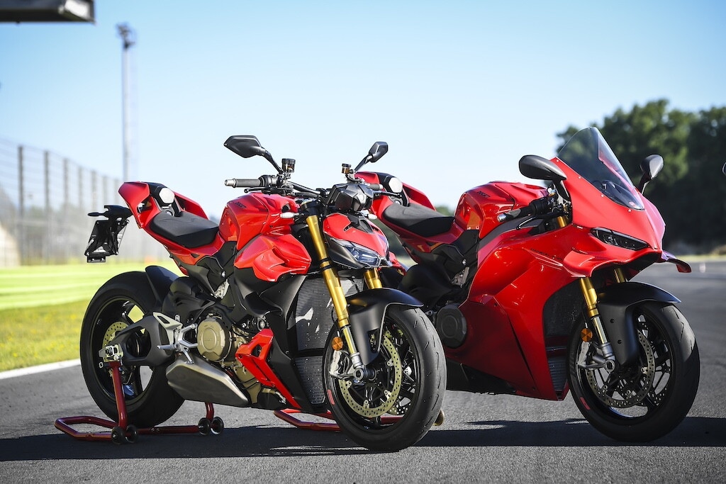 Ducati contro Aprilia, sfida totale tra le V4 italiane: le foto della Panigale V4 S