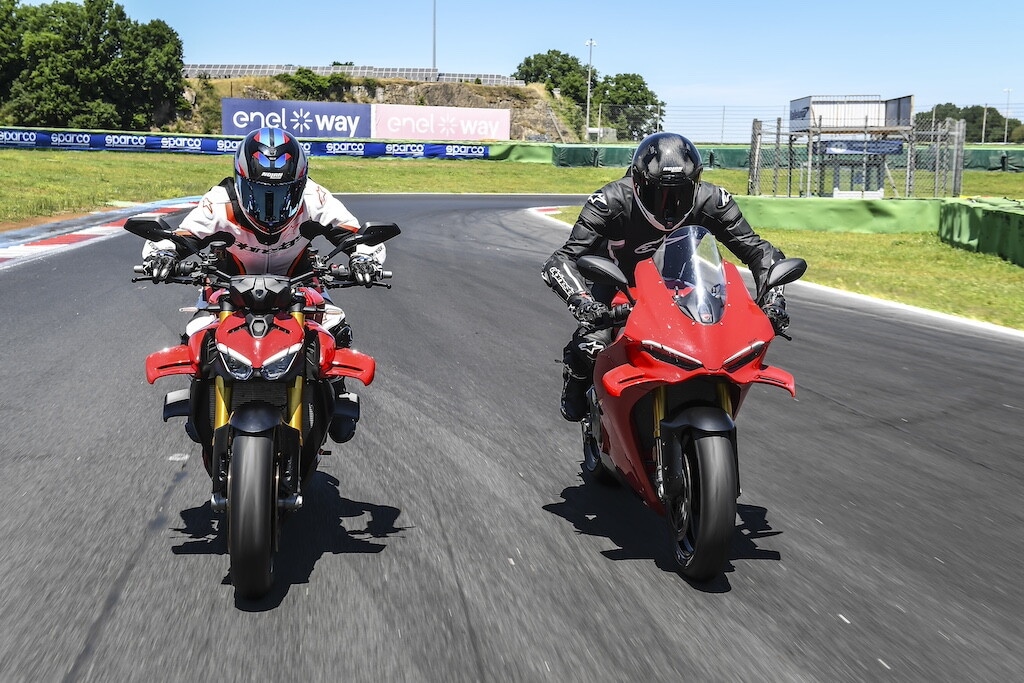 Ducati contro Aprilia, sfida totale tra le V4 italiane: le foto della Panigale V4 S