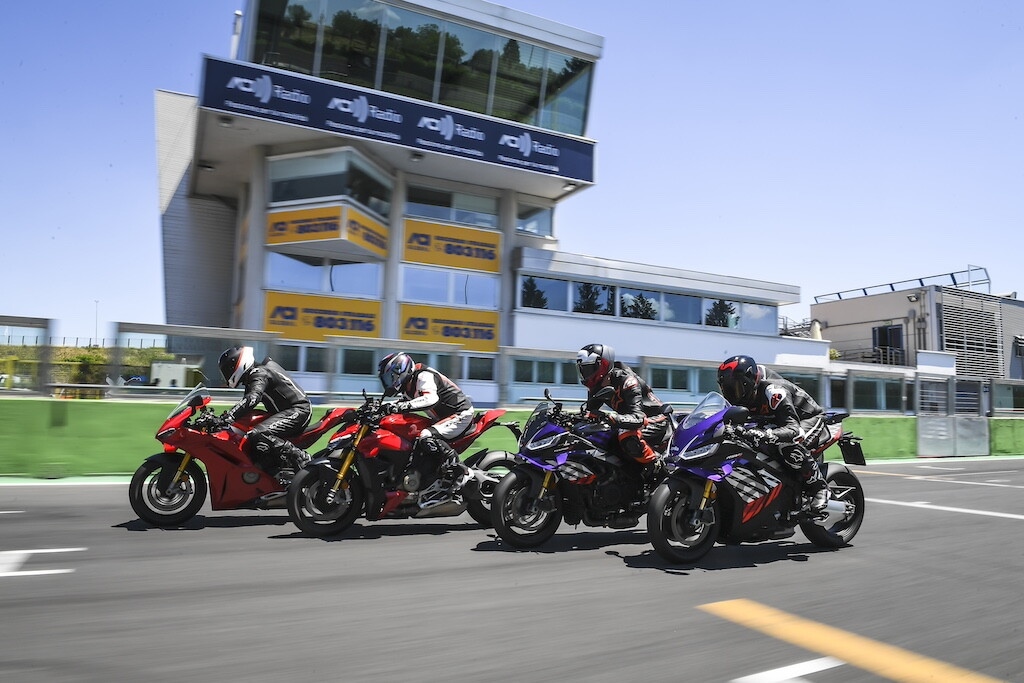 Ducati contro Aprilia, sfida totale tra le V4 italiane: le foto della Panigale V4 S