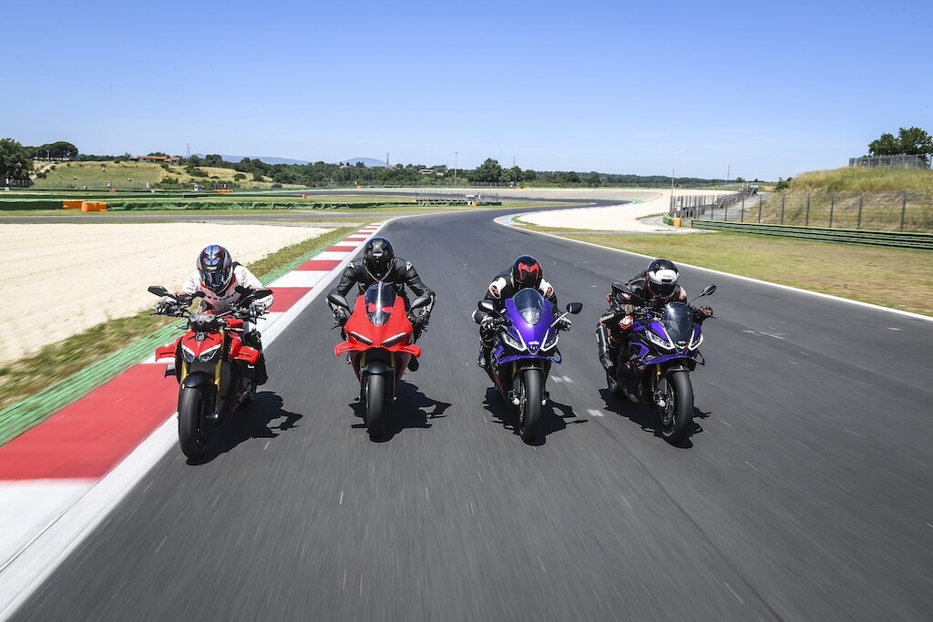 Ducati contro Aprilia, sfida totale tra le V4 italiane: le foto della Streetfighter V4 S
