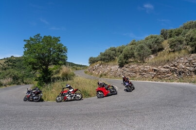 Ducati contro Aprilia, sfida totale tra le V4 italiane: le foto della Streetfighter V4 S