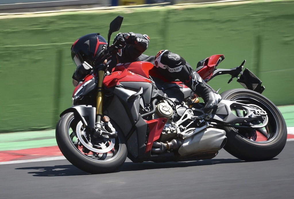 Ducati contro Aprilia, sfida totale tra le V4 italiane: le foto della Streetfighter V4 S