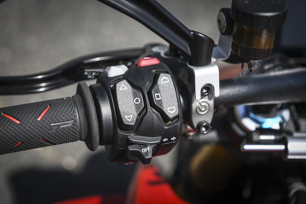 Ducati contro Aprilia, sfida totale tra le V4 italiane: le foto della Streetfighter V4 S