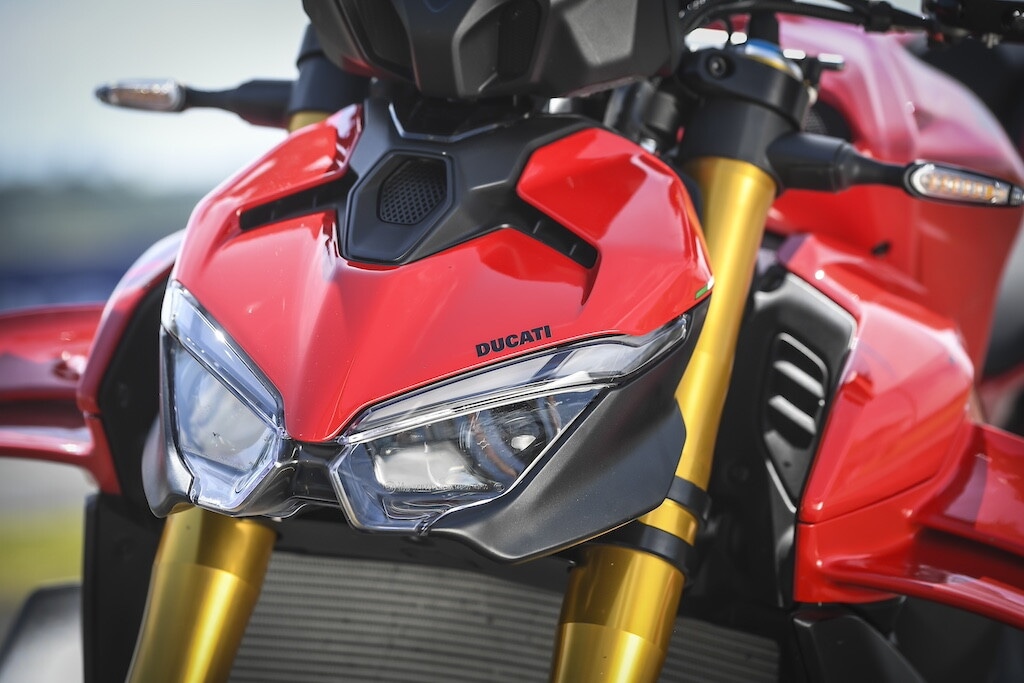 Ducati contro Aprilia, sfida totale tra le V4 italiane: le foto della Streetfighter V4 S