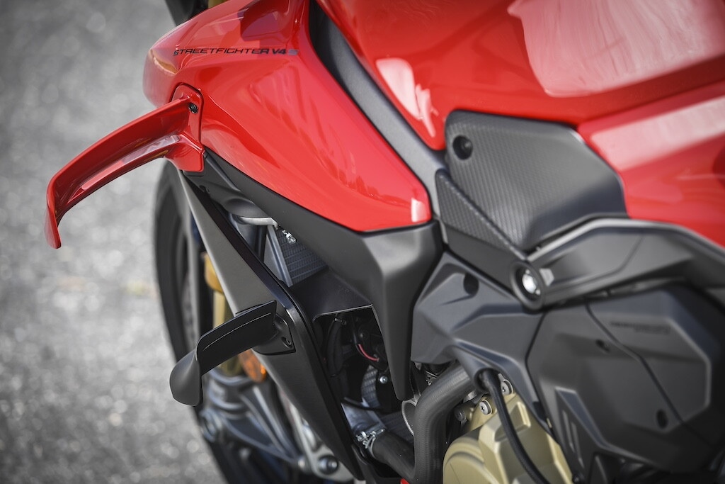 Ducati contro Aprilia, sfida totale tra le V4 italiane: le foto della Streetfighter V4 S