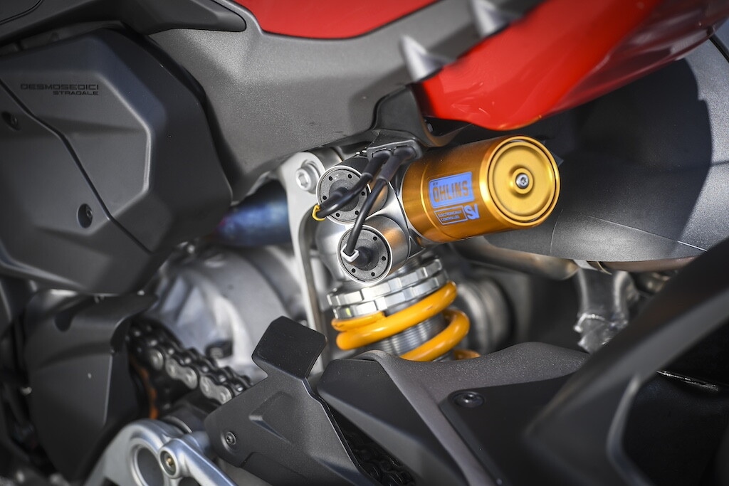 Ducati contro Aprilia, sfida totale tra le V4 italiane: le foto della Streetfighter V4 S