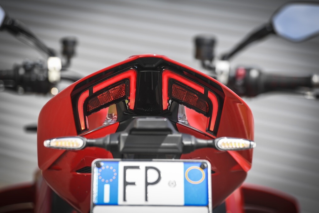 Ducati contro Aprilia, sfida totale tra le V4 italiane: le foto della Streetfighter V4 S