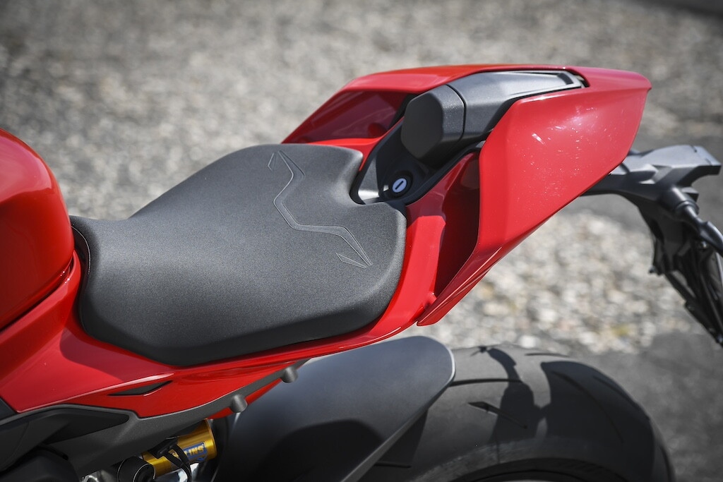 Ducati contro Aprilia, sfida totale tra le V4 italiane: le foto della Streetfighter V4 S