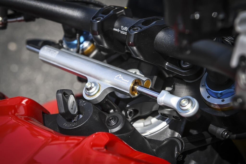 Ducati contro Aprilia, sfida totale tra le V4 italiane: le foto della Streetfighter V4 S