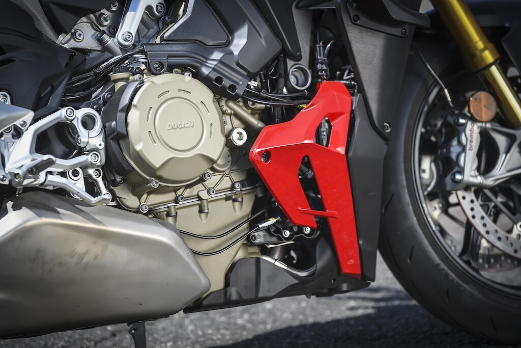 Ducati contro Aprilia, sfida totale tra le V4 italiane: le foto della Streetfighter V4 S