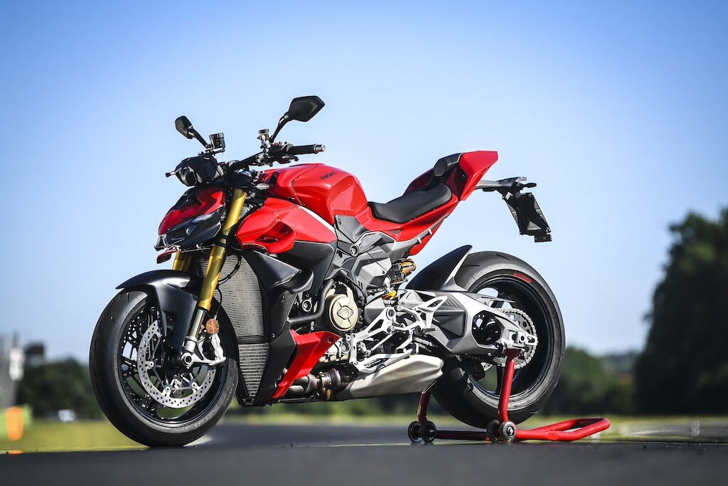 Ducati contro Aprilia, sfida totale tra le V4 italiane: le foto della Streetfighter V4 S