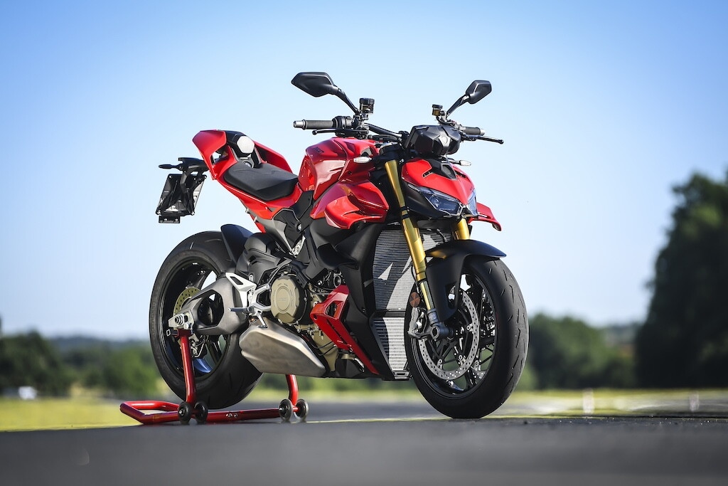 Ducati contro Aprilia, sfida totale tra le V4 italiane: le foto della Streetfighter V4 S