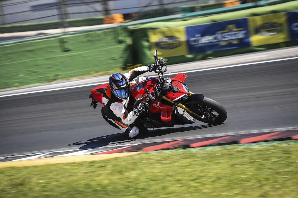 Ducati contro Aprilia, sfida totale tra le V4 italiane: le foto della Streetfighter V4 S