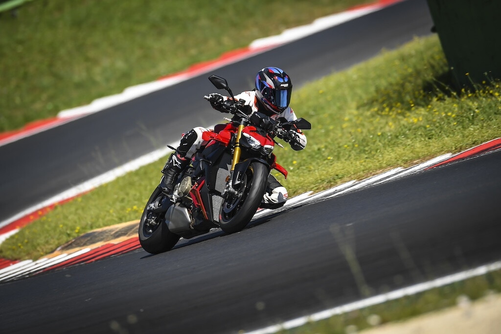 Ducati contro Aprilia, sfida totale tra le V4 italiane: le foto della Streetfighter V4 S