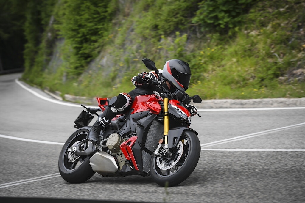Ducati contro Aprilia, sfida totale tra le V4 italiane: le foto della Streetfighter V4 S