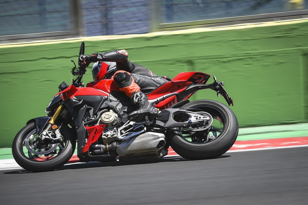 Ducati contro Aprilia, sfida totale tra le V4 italiane: le foto della Streetfighter V4 S