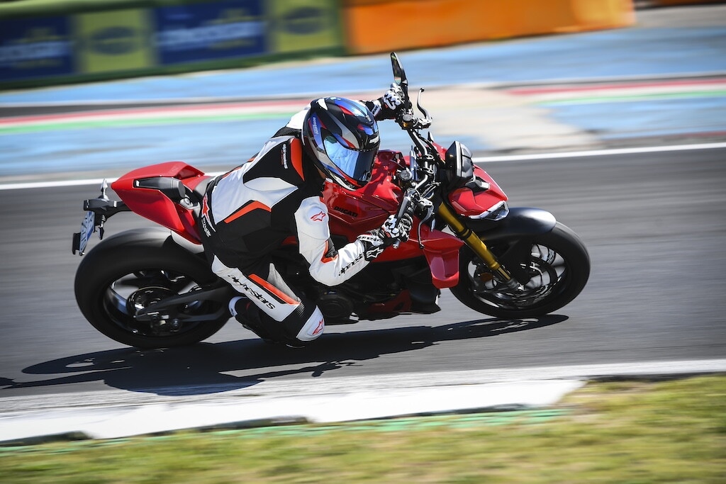 Ducati contro Aprilia, sfida totale tra le V4 italiane: le foto della Streetfighter V4 S