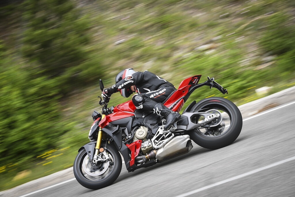 Ducati contro Aprilia, sfida totale tra le V4 italiane: le foto della Streetfighter V4 S