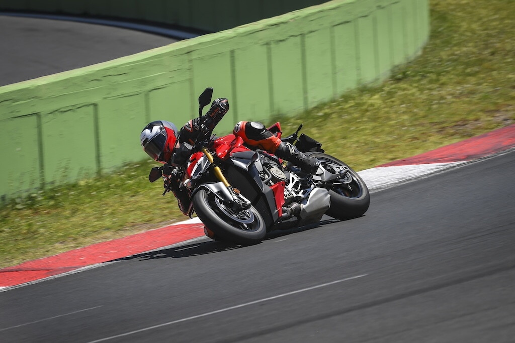 Ducati contro Aprilia, sfida totale tra le V4 italiane: le foto della Streetfighter V4 S