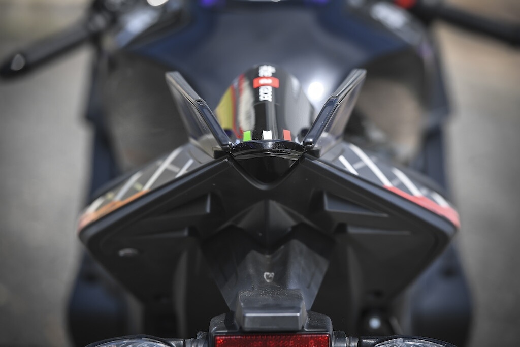 Ducati contro Aprilia, sfida totale tra le V4 italiane: le foto della RSV4 Factory