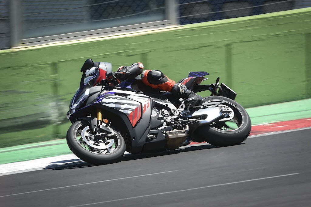 Ducati contro Aprilia, sfida totale tra le V4 italiane: le foto della RSV4 Factory