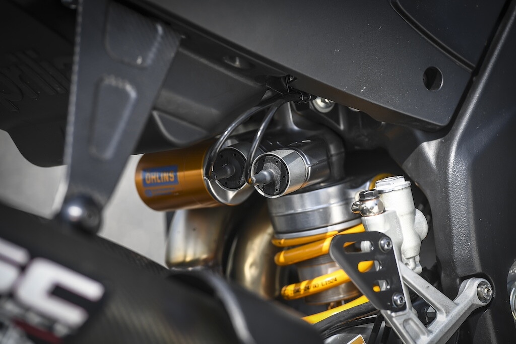 Ducati contro Aprilia, sfida totale tra le V4 italiane: le foto della RSV4 Factory