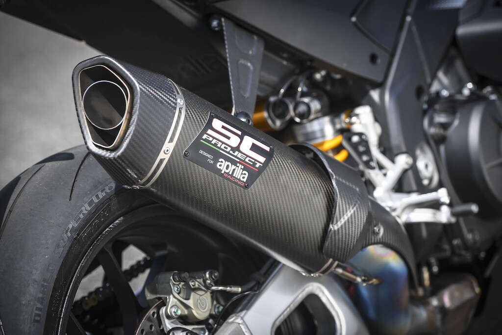 Ducati contro Aprilia, sfida totale tra le V4 italiane: le foto della RSV4 Factory