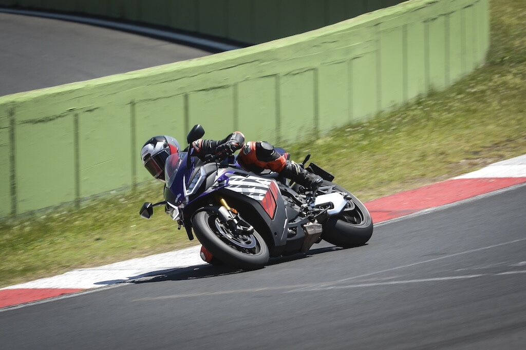 Ducati contro Aprilia, sfida totale tra le V4 italiane: le foto della RSV4 Factory