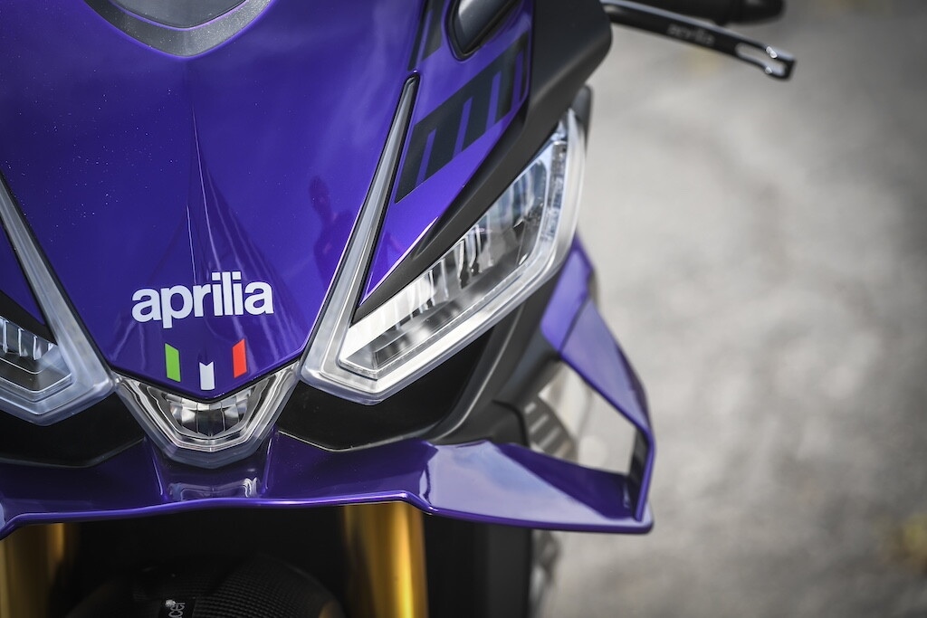 Ducati contro Aprilia, sfida totale tra le V4 italiane: le foto della RSV4 Factory