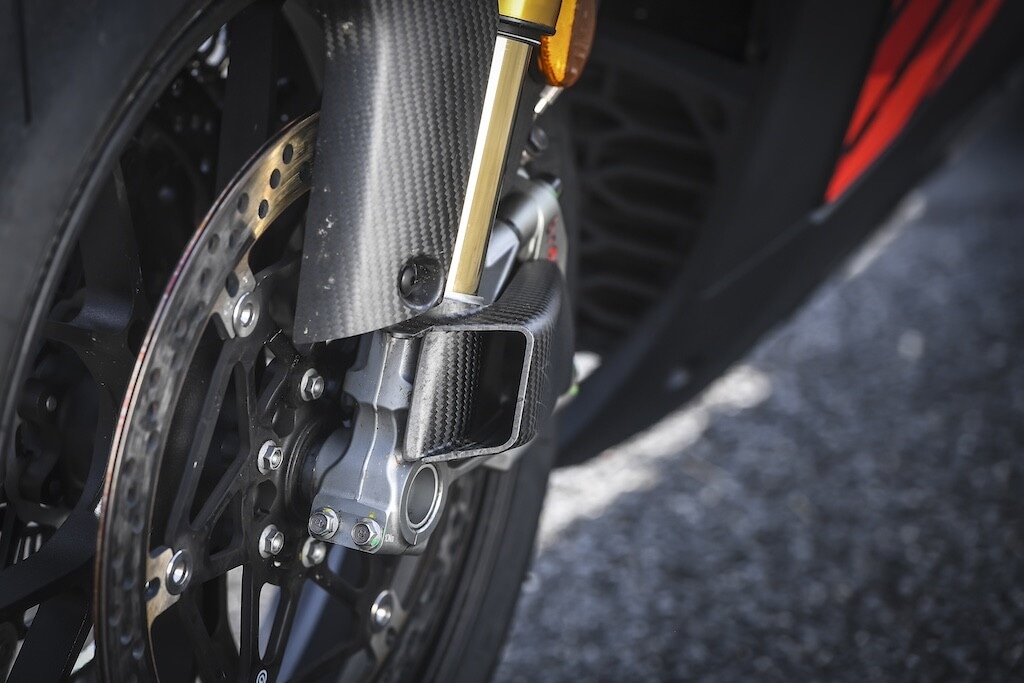 Ducati contro Aprilia, sfida totale tra le V4 italiane: le foto della RSV4 Factory