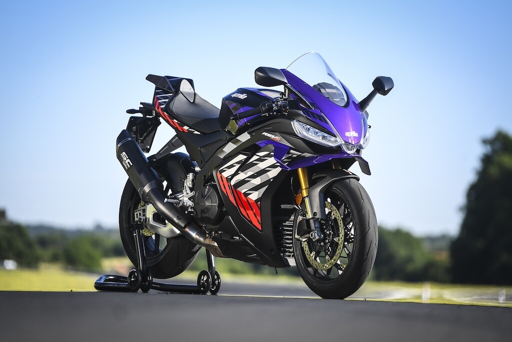 Ducati contro Aprilia, sfida totale tra le V4 italiane: le foto della RSV4 Factory