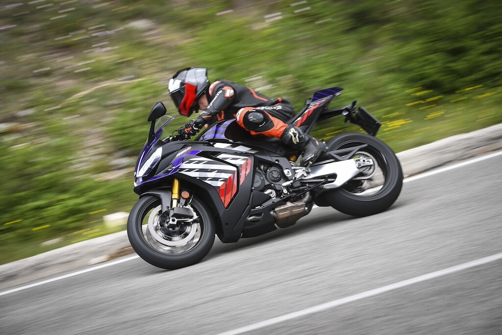 Ducati contro Aprilia, sfida totale tra le V4 italiane: le foto della RSV4 Factory