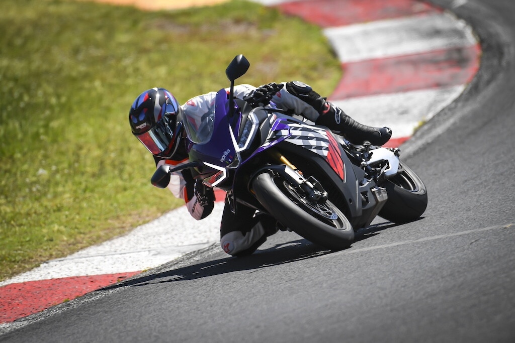 Ducati contro Aprilia, sfida totale tra le V4 italiane: le foto della RSV4 Factory
