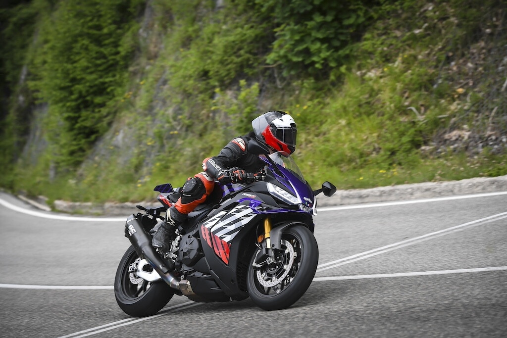 Ducati contro Aprilia, sfida totale tra le V4 italiane: le foto della RSV4 Factory