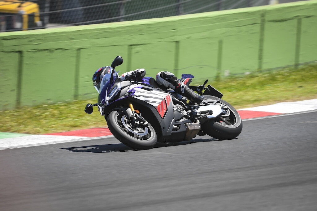 Ducati contro Aprilia, sfida totale tra le V4 italiane: le foto della RSV4 Factory