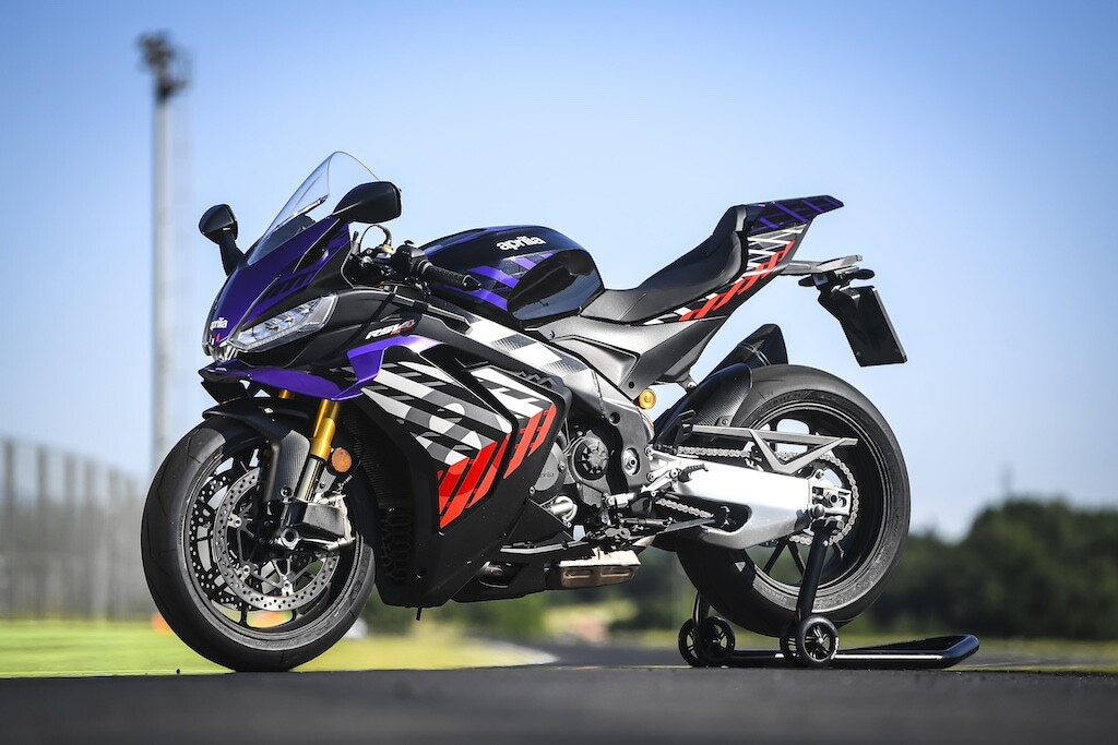 Ducati contro Aprilia, sfida totale tra le V4 italiane: le foto della RSV4 Factory