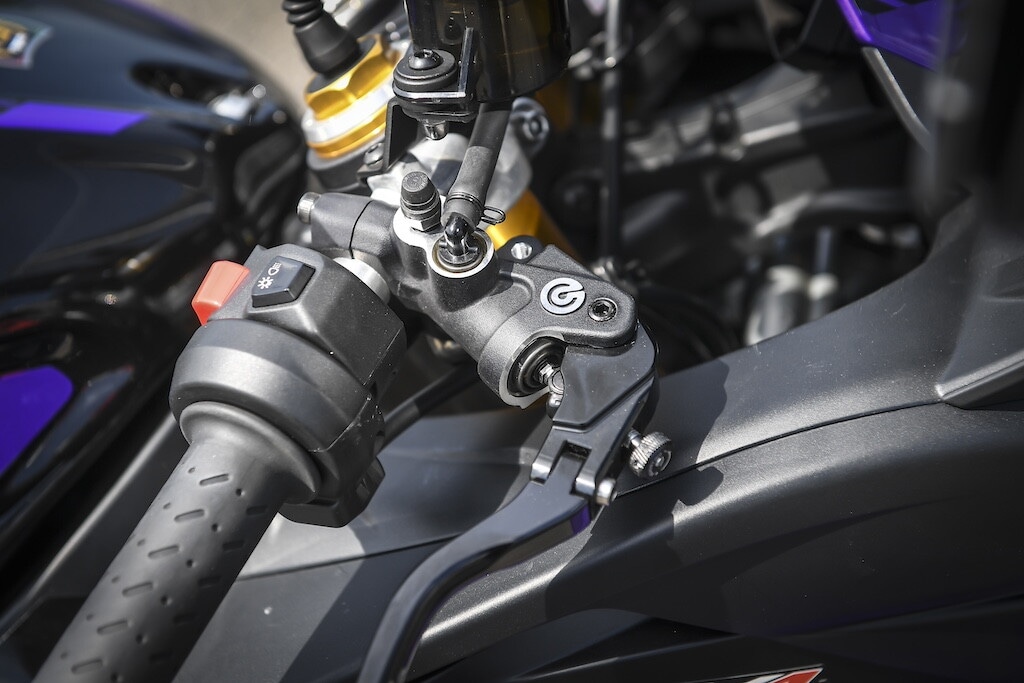 Ducati contro Aprilia, sfida totale tra le V4 italiane: le foto della RSV4 Factory
