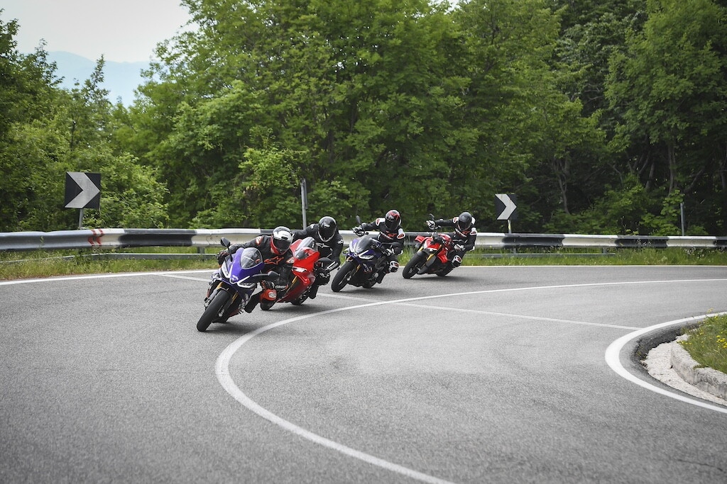 Ducati contro Aprilia, sfida totale tra le V4 italiane: le foto della RSV4 Factory