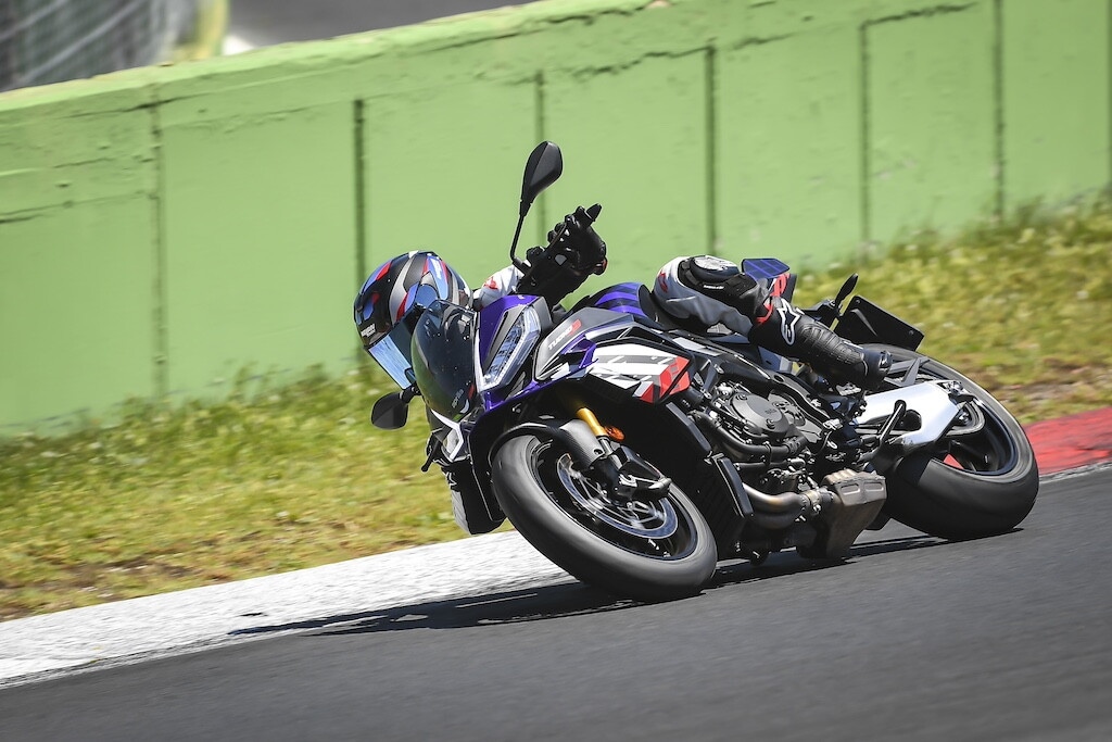 Ducati contro Aprilia, sfida totale tra le V4 italiane: le foto della Tuono V4 Factory