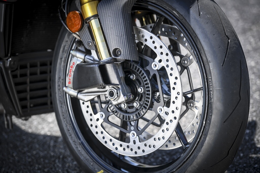 Ducati contro Aprilia, sfida totale tra le V4 italiane: le foto della Tuono V4 Factory