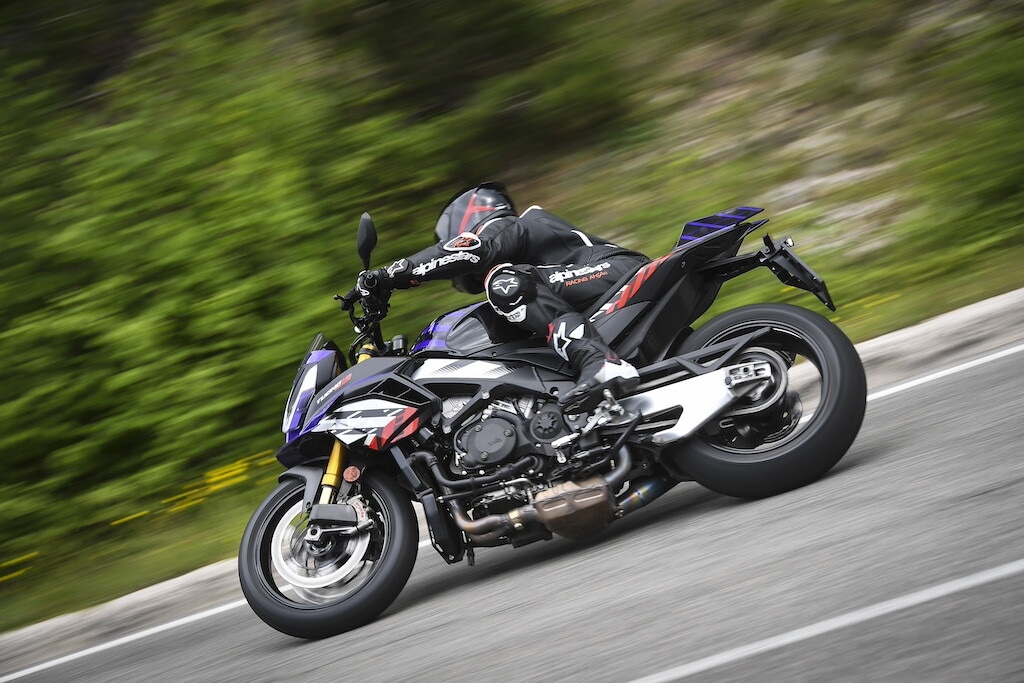 Ducati contro Aprilia, sfida totale tra le V4 italiane: le foto della Tuono V4 Factory