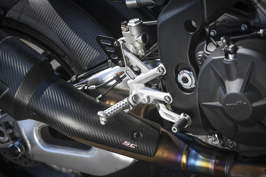 Ducati contro Aprilia, sfida totale tra le V4 italiane: le foto della Tuono V4 Factory